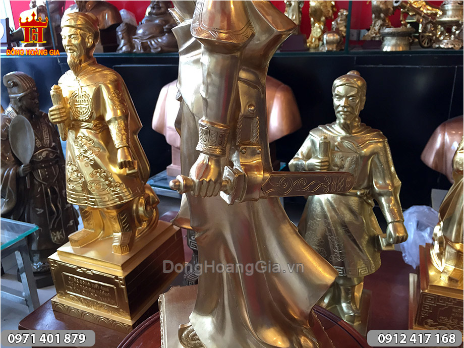 tượng nữ tướng lê chân đồng thau